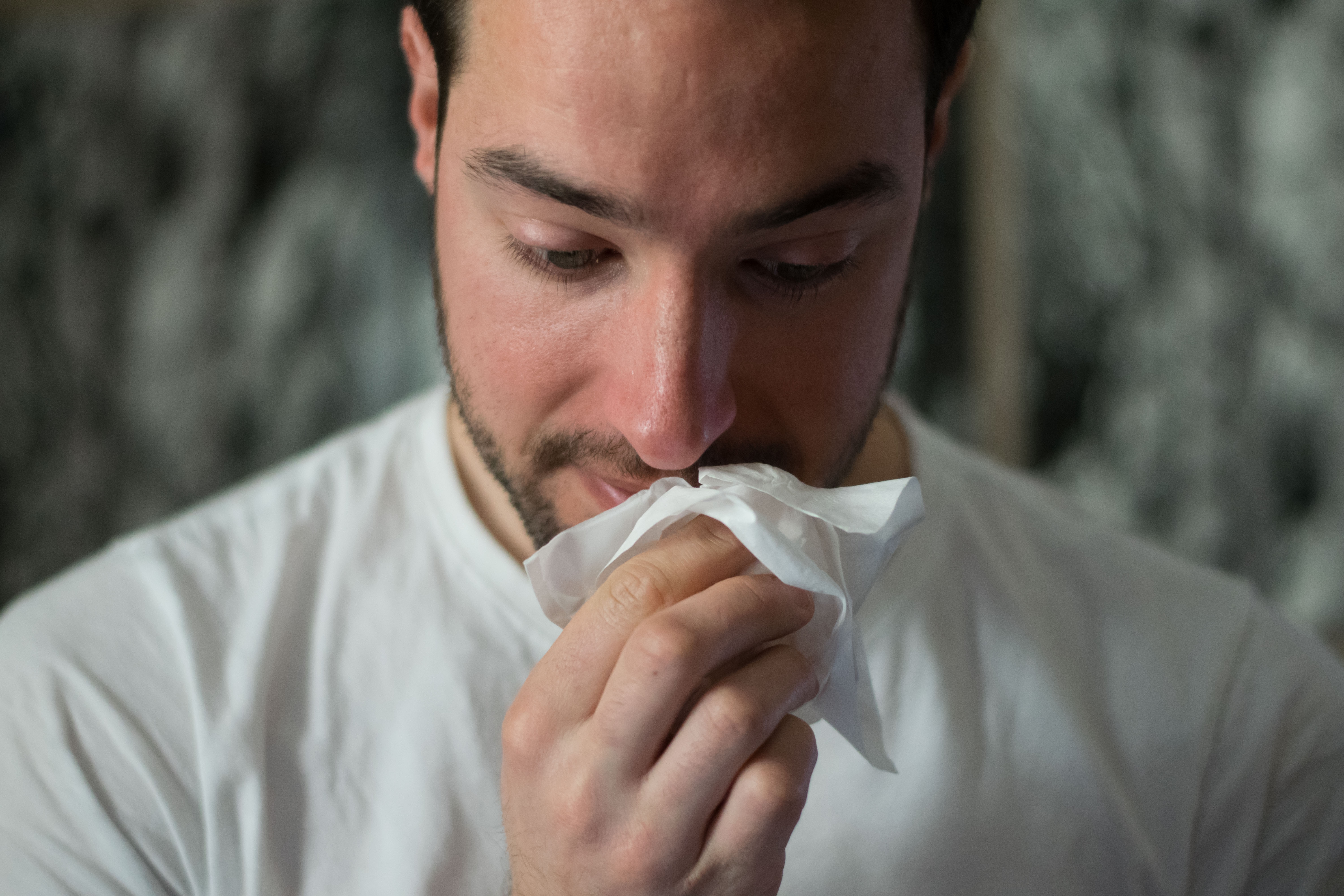 Причины, по которым возникает заложенность носа при лежании - разбираемся в проблеме